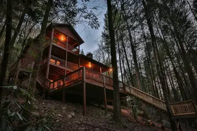 Image de Roaring Creek - offre une nature sereine abondante surplombant le petit ruisseau Mountaintown. Animaux non amis