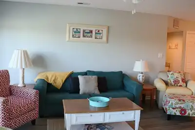 Image de Condo récemment rénové avec accès à la piscine!