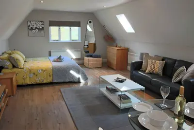 Image de Profitez de l'espace de vie lumineux et aéré entouré d'une belle campagne.