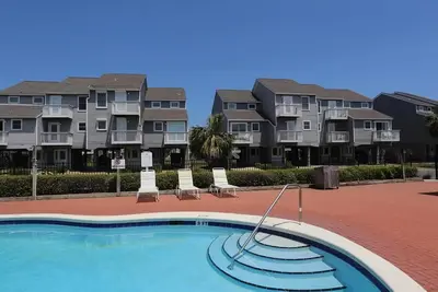 Image de Surplombant la piscine, surplombant l'étang, à quelques pas de la plage
