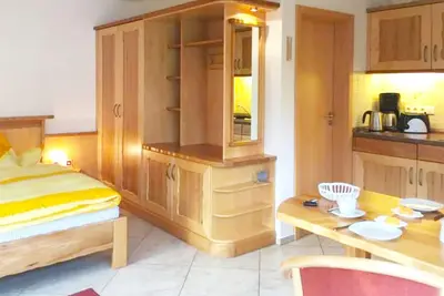 Image de bel appartement avec terrasse, WiFi, près de la plage et de la forêt