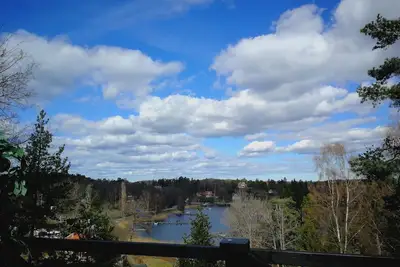 Cottage vue mer haut dans les arbres
