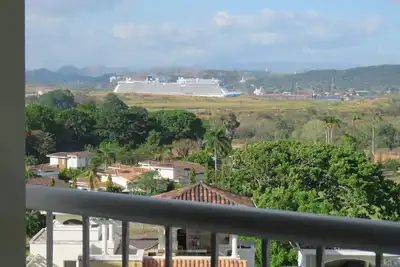 Image de Tropical golf avec vue sur le canal et la ville, Tucan Country Club