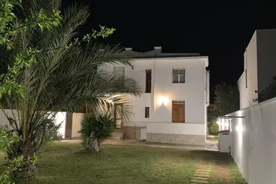 Charmante villa avec grand jardin et parking. .