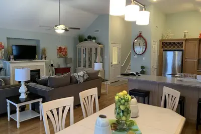 Image de Propre et confortable 4 chambres, 3 1/2 salle de bain Great 6th & Ocean Ave Location