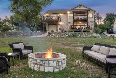Image de Incroyable maison au bord du lac sur le lac Canyon au Texas Hill Country