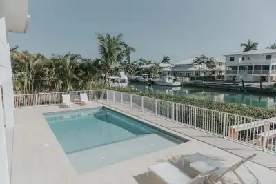 Image de Superbe nouvelle maison de canal de luxe Kcb avec piscine et 4 suites principales