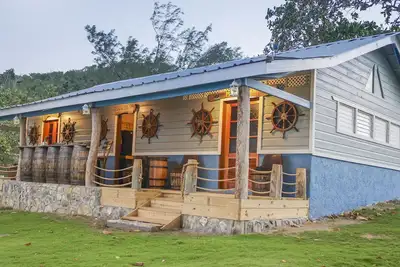 Image de Pirate's Den & Hidden Treasures - Cottage de 2 chambres au bord de l'océan