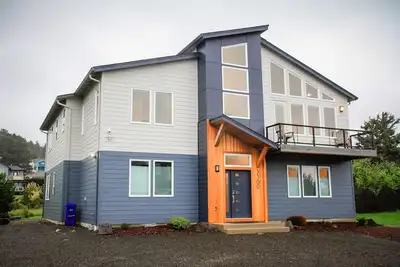 Image de 2019 New Beach Home à Roads End, vues, bain à remous, foyer, 5 suites Master