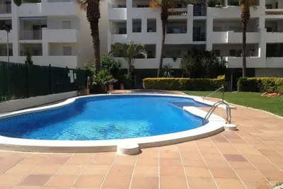 Image de Appartement très bien équipé dans un bel immeuble avec grand jardin et piscine d’eau salée
