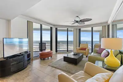 Image de Nouveau sur le marché! Luxueux Condo Ebb Tide avec de superbes vues sur l'océan!