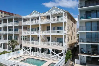 Image de Seaclusion A - Ocean Front 5, 000sq foot Luxury 8 bedroom duplex w/Pool