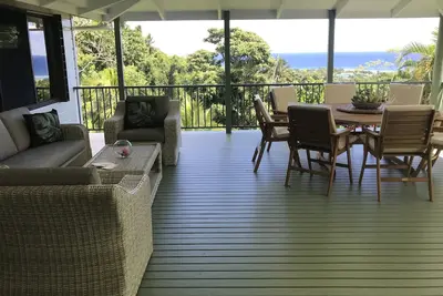 Vaste maison de famille, emplacement tranquille à flanc de colline avec vue sur le Pacifique