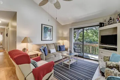 Image de Chien Friendly! <br>Ce condo de 3 chambres à coucher et 2 salles de bain se trouve dans une belle communauté boisée et près de la plage. Entièrement meublé pour l'escapade tranquille parfaite pour un maximum de 6 personnes.