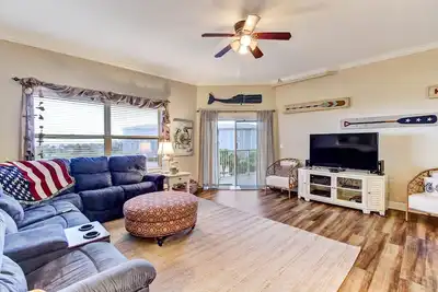 Image de Ce condominium de 3 chambres et 2 salles de bains dispose de tout le confort de la maison, mais est situé sur la magnifique île d’Amelia. Ocean Park est situé à un pâté de maisons de la plage, juste à côté de Fort. Clinch State Park et à 3 km de la ru. .