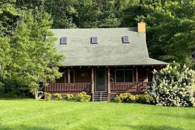 Image de 2bd 2ba Cabane confortable en bois rond, Accès facile, Vue, Bûche à gaz, Bain à remous, Étang Wifi