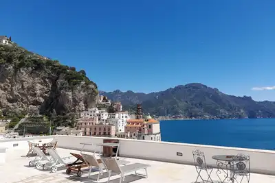 Image de Maison La Torricella avec une vue imprenable sur la mer sur la cĂ´te amalfitaine