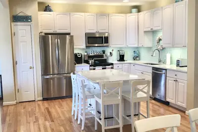 Image de Condo à 4 lits + accès à la piscine et à 3 km de la plage, à pied des magasins et des restaurants!