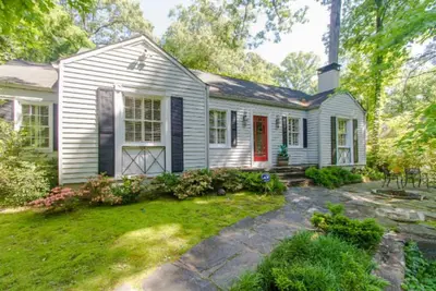 Image de South Buckhead Cottage populaire près de tout, apportez des animaux!