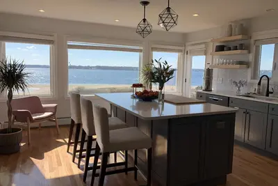 Image de Front de mer, vue incroyable sur l'eau, cour clôturée, 3 chambres, quartier agréable