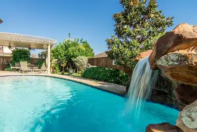 Image de 4 chambres avec bain à remous privé paysager et piscine creusée et table de billard extérieure