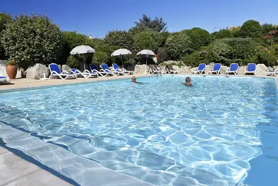 Image de Appartement cosy près de la plage avec espace spa | Piscine extérieure