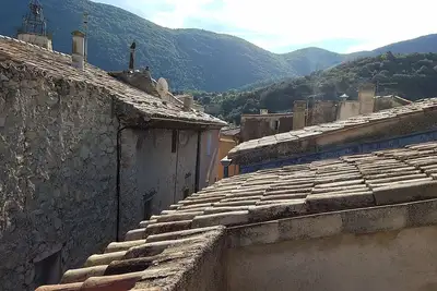Image de Maison de ville dans le centre de stockage de Nyons pour l'équipement de cyclisme et \/ ou d'escalade