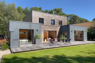 Image de Maison en bois proche de la mer et au coeur de la forêt