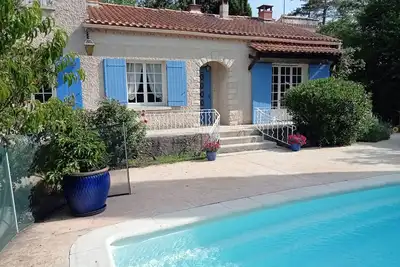Image de Maison avec piscine d'eau salée dans un écrin de verdure