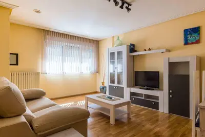 Image de Housingleon- centre avec garage pour bikes et motos