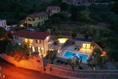Image de Villa avec piscine et vue mer
