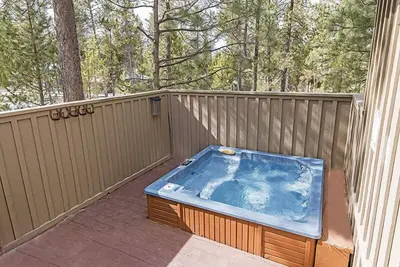 Image de Immaculate Home avec deux suites King Master, un bain �� remous et des forfaits Sharc!