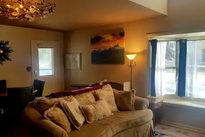 Image de L'appartement Gowdy. cour clôturée privée animaux de compagnie, moderne, propre, amusant!