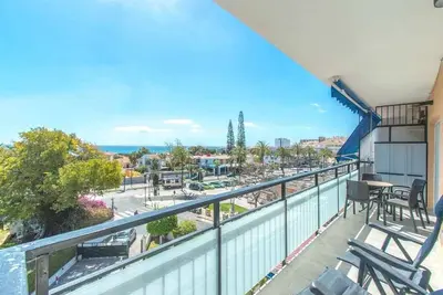 Image de Nouvel appartement avec vue sur la mer et Ă distance de marche de tout! !