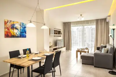 Image de Artemis Dream Apartment - Luxurious - Tout neuf, à 50m de la plage de sable de Nea Chora!