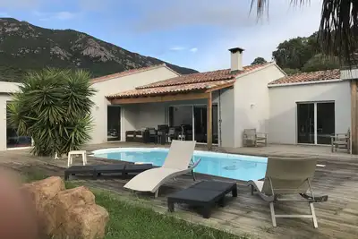 Image de villa aux portes d'Ajaccio avec piscine chauffée au coeur de la nature