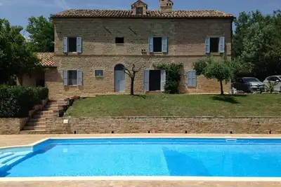Ferme / Villa lumineuse et spacieuse avec grande piscine, intimité et vue imprenable