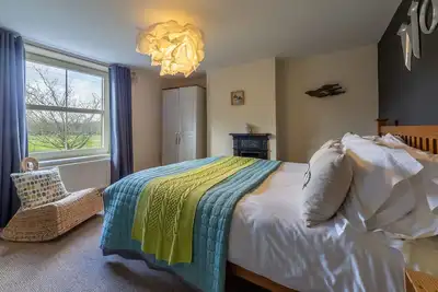 Image de Un charmant cottage victorien étonnamment spacieux et joliment présenté.