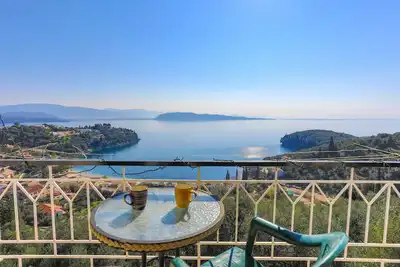 Image de The Old Office: Une vue imprenable, A / C, WiFi, au-dessus de la plage de Kalami