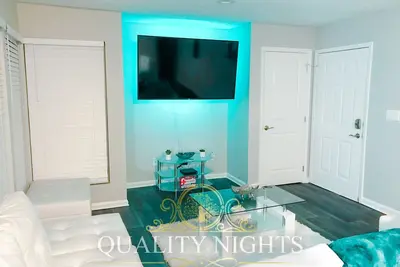 All White Upscale Getaway avec enregistrement / départ ouvert