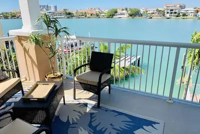 Image de Brand New, beau et spécieux Condo Waterfront! 10 min à pied de la plage! !