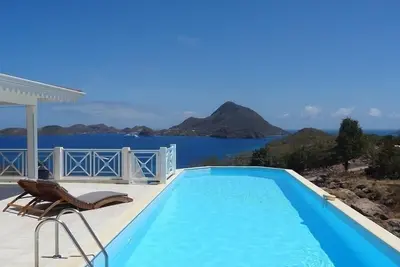 Image de La Villa Alizé, Terre de Bas. Standing, vue panoramique sur la Baie des Saintes