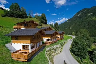 Image de Avec beaucoup d'amour, construit des chalets de cabine dans un emplacement privilégié!