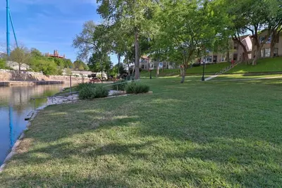 Image de Condo sur le Comal - Riverfront Getaway! Près de Schlitterbahn et du centre-ville!