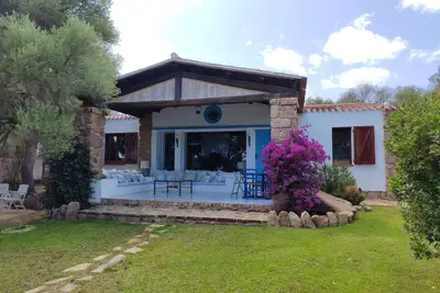 Image de Villa sarde entourée par la nature, vue incomparable de la baie de Porto Istana