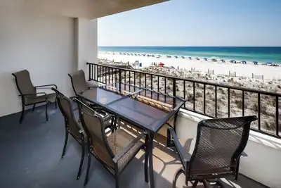 Image de \"Surf Dweller Unit 309\" Magnifique unité avant grand balcon avec grand balcon!