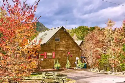 Image de Mnt nouvellement rénové. Cabine avec vue, 6 couchages, 10 minutes de la promenade, bain à remous, salle de jeux