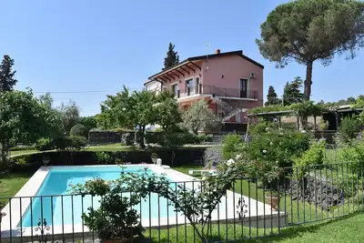 Image de Villa sicilienne de luxe avec grande piscine, vignoble et vue sur la mer et le mont. Etna