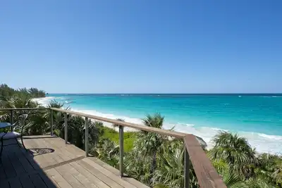 Image de Nouveau et luxueux Beachfront House W \/ piscine privée sur la prestigieuse route Banks