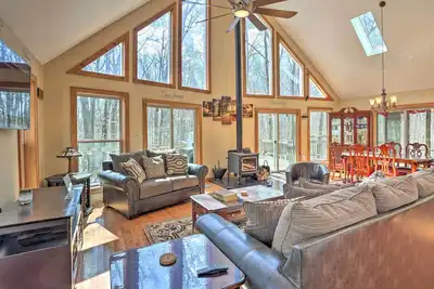 Image de Nouveau! Tobyhanna Cabin w \/ Deck - 20 minutes de Kalahari!